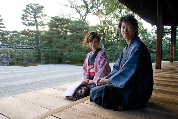 Japanese-couple-sitting-tradition-cloth